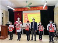 Mang Tết ấm áp, đong đầy tình yêu thương đến với học sinh nghèo vượt khó trường THCS Quang Trung