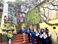 Lễ dâng hương tưởng niệm đồng bào bị bom Mỹ sát hại  tại đài tưởng niệm phường Khâm Thiên.