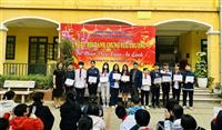 Trường THCS Quang Trung tổ chức trao quà cho học sinh có hoàn cảnh khó khăn nhân dịp tết Nguyên Đán 2024