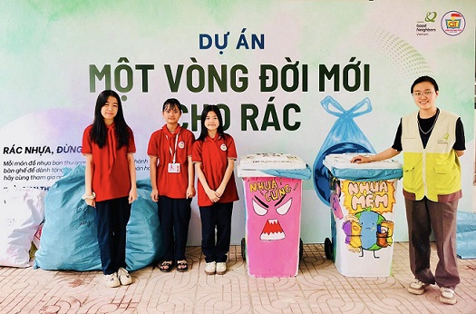 Học sinh trường THCS Quang Trung tích cực tham gia dự án “Một vòng đời mới cho rác”.
