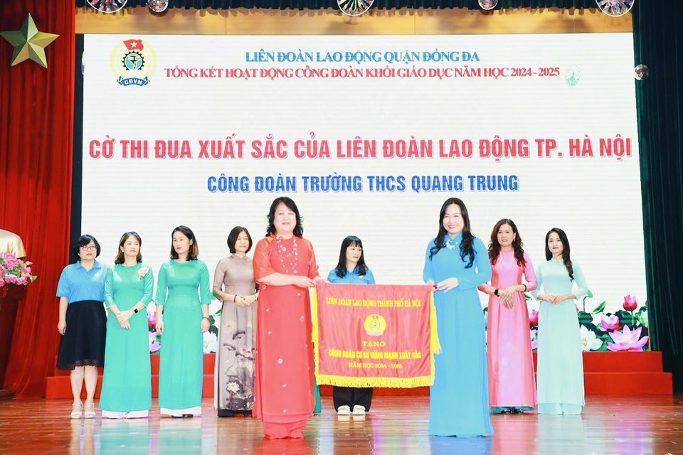 TRƯỜNG THCS QUANG TRUNG VINH DỰ NHẬN NHIỀU DANH HIỆU CAO QUÝ TẠI LỄ TUYÊN DƯƠNG KHEN THƯỞNG CÔNG ĐOÀN KHỐI GIÁO DỤC