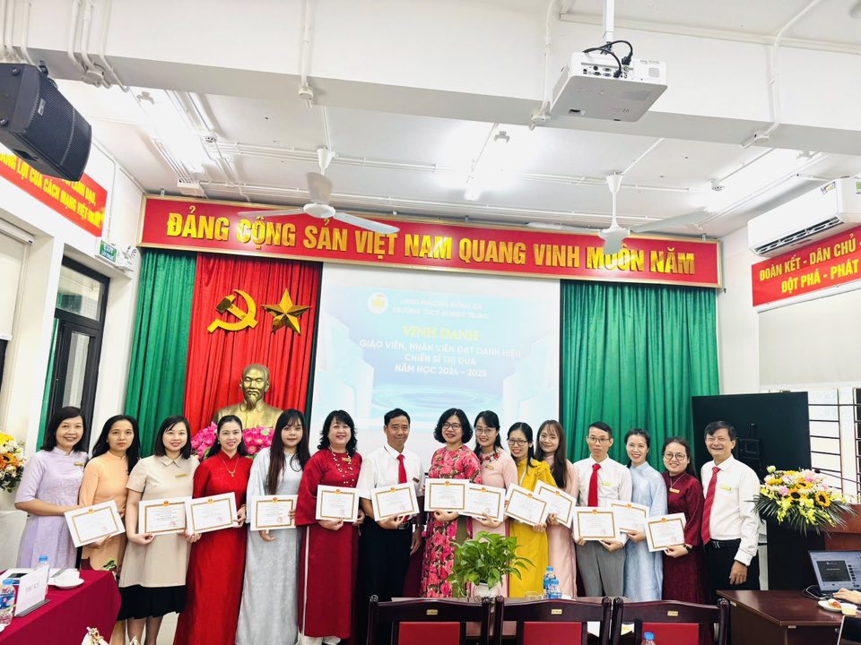 Trường THCS Quang Trung tổ chức Hội nghị cán bộ, viên chức, người lao động năm học 2025-2026!