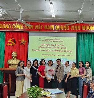 Chia tay cô giáo Nguyễn Kim Dung - Phó hiệu trưởng trường THCS Quang Trung về nghỉ hưu theo chế độ